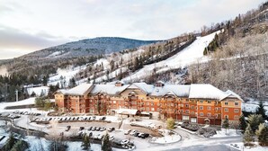 Un grand hôtel à plusieurs étages, doté d’un parking et situé dans un cadre montagneux.