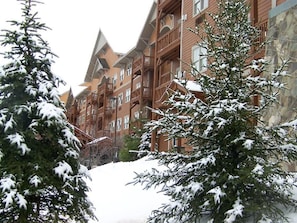 Standard Room, 1 King Bed | Free cribs/infant beds, free WiFi, bed sheets - Kaatskill Mountain Club & Condos by Vail Resorts (Hunter)