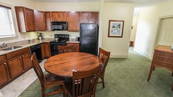 Room, 1 Bedroom, Jetted Tub (Kaatskill Mountain Club) | Dining room