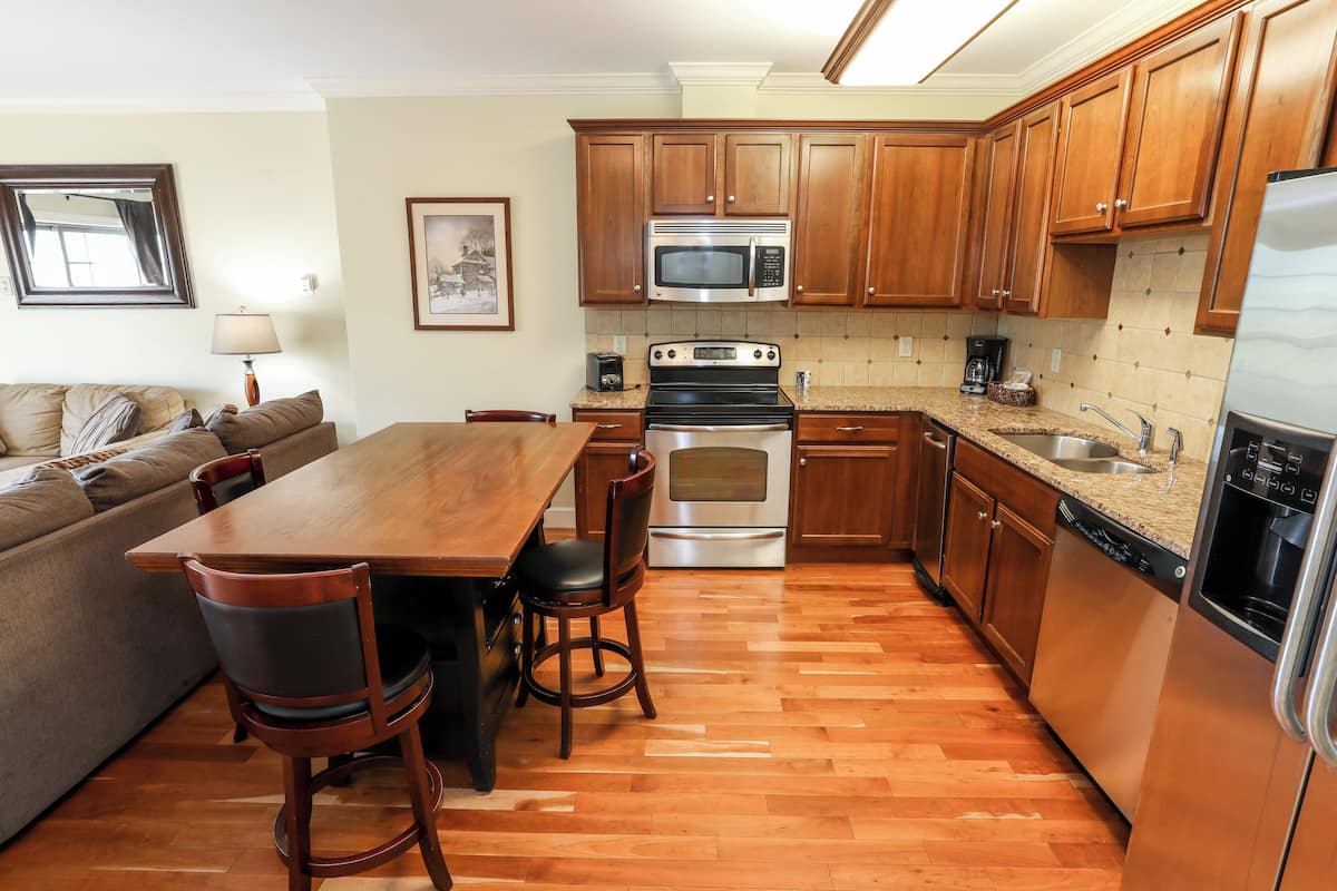 Condo, 3 Bedrooms (Pinnacle) | Private kitchen | Paper towels