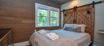 Calming Seaside Sanctuary, pet friendly 2-blocks from beach