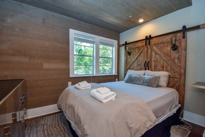 Calming Seaside Sanctuary, pet friendly 2-blocks from beach