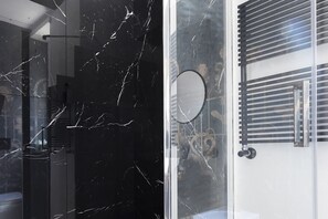 Douche, baignoire à jets, sèche-cheveux, bidet