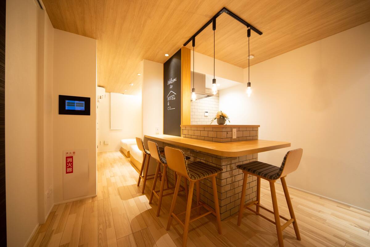 Una cocina moderna con una barra de madera y taburetes de bar.