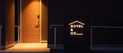 واجهة المنشأة - في المساء/الليل