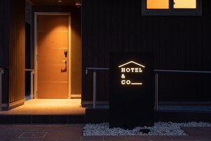 Voorkant accommodatie - avond/nacht