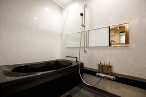 Superior kamer, niet-roken (B) | Badkamer | Een aparte badkuip en douche, gratis toiletartikelen, een haardroger