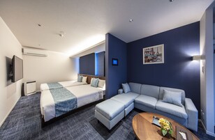 Escritorio, wifi gratis y ropa de cama 