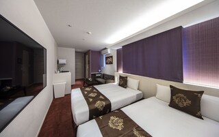 Escritorio, wifi gratis y ropa de cama 