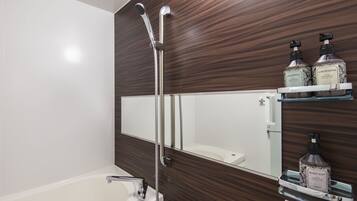 Camera Standard, non fumatori (A) | Bagno | Set di cortesia gratuito, asciugacapelli, pantofole, bidet