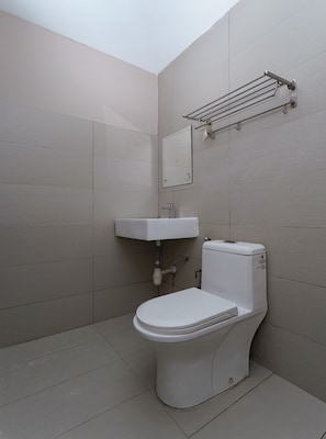 Standard Twin Room | Bathroom | Shower, bidet, towels