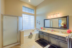 Combined shower/tub, hair dryer, towels