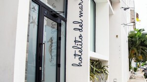 Ein Gebäude mit einem Schild, das 'hotel del mar' zeigt, und einer Meerjungfern-Dekoration.