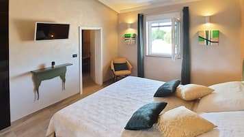 3 bedrooms, in-room safe, iron/ironing board, free WiFi