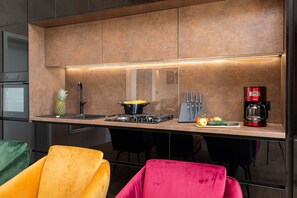 KĂŒhlschrank, Mikrowelle, Ofen, Herdplatte