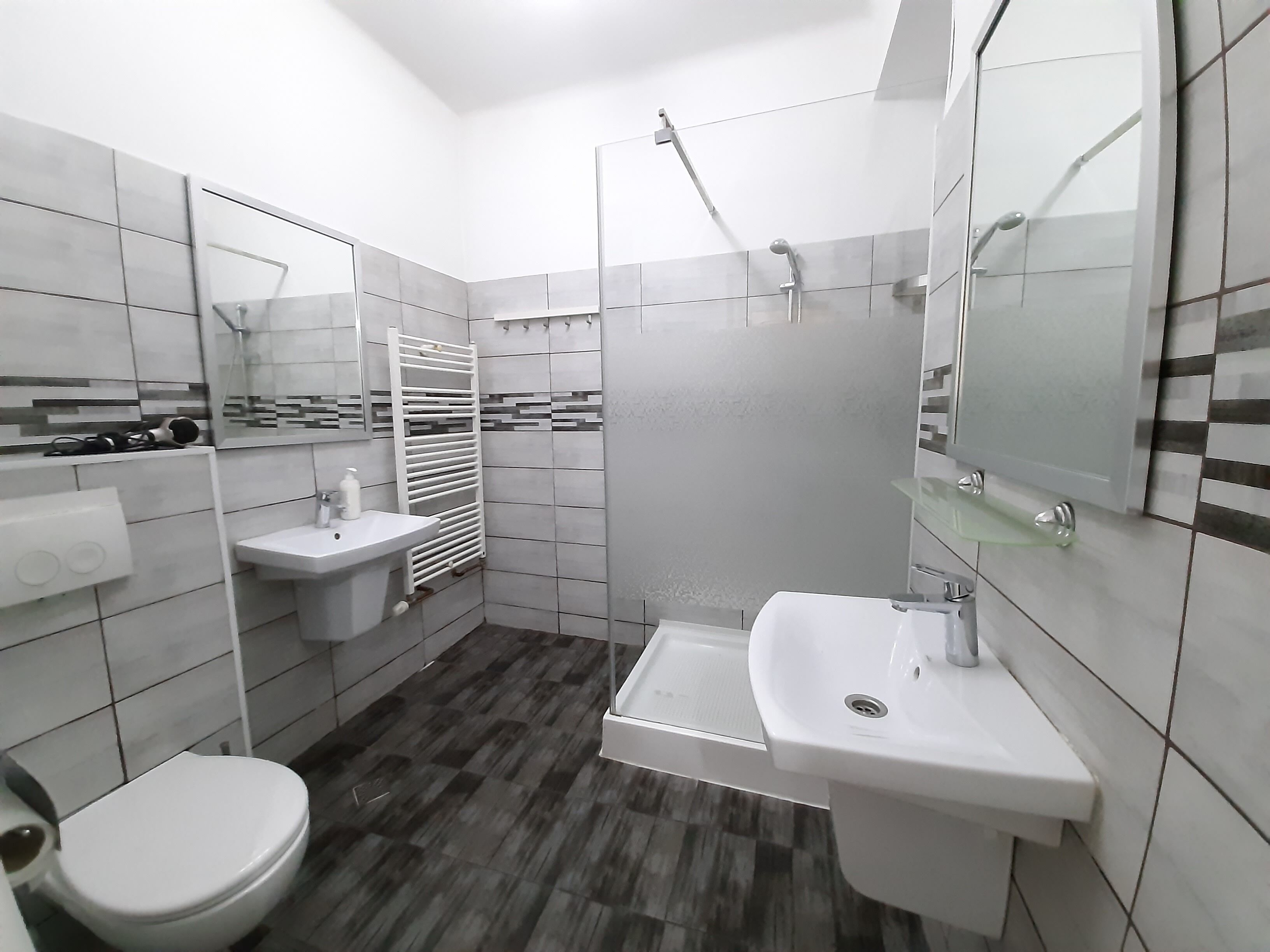 Douche, sèche-cheveux, serviettes fournies, savon