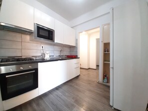 Fridge, microwave, oven, stovetop - Central Apartment Bucharest (București)