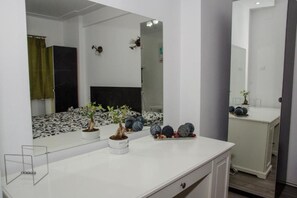 3 bedrooms, iron/ironing board, WiFi, bed sheets - Central Apartment Bucharest (București)