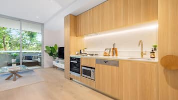 One Bedroom Apartment | Dapur pribadi | Lemari es besar, microwave, oven, dan kompor