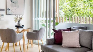 Studio Apartment | Ruang keluarga | Smart TV 49-inci dengan saluran TV digital dan TV