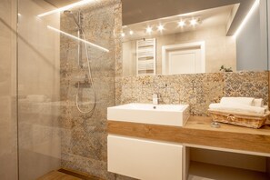 Deluxe Apartment | Bathroom | Shower, rainfall showerhead, towels, soap - Szpitalna 9 Residence (Kraków)