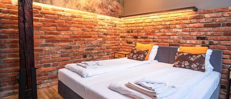 2 عدّة غرف نوم ومساحة عمل للكمبيوتر المحمول ومكواة/لوح كي