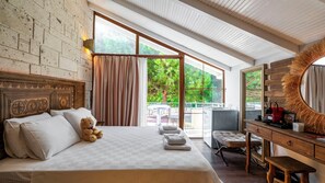 华丽客房, 阳台 | 高档床上用品、办公桌、笔记本电脑工作区、隔音