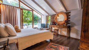 أغطية فراش متميزة ومكتب ومساحة عمل للكمبيوتر المحمول