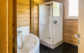Combined shower/bathtub - Gorgeous home in HEEL with WiFi (HEEL)
