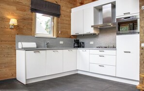 Kühlschrank, Mikrowelle, Herdplatte, Geschirrspüler