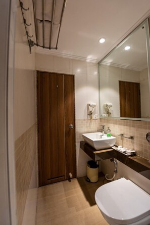 Douche, articles de toilette gratuits, chaussons, serviettes fournies