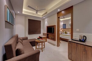 Habitación de lujo | Zona de estar | Televisión LCD de 32 pulgadas con canales por cable, una televisión