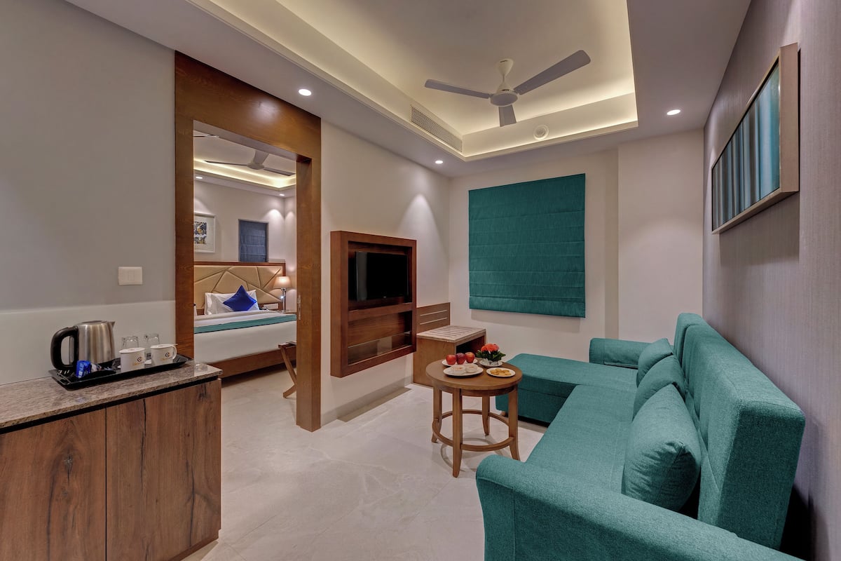 Luxury Room | Living area | 32-inch LCD TV with cable channels, TV