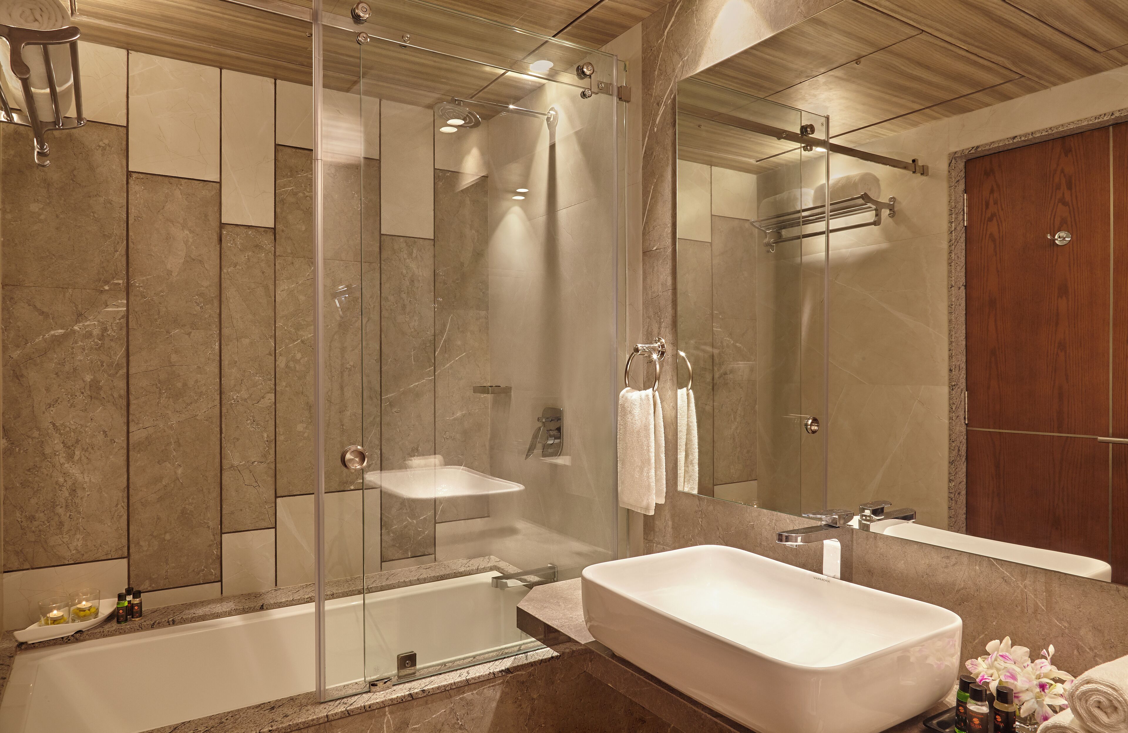 Combined shower/bathtub, rainfall showerhead, free toiletries