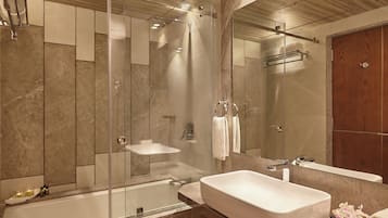 Combined shower/bathtub, rainfall showerhead, free toiletries
