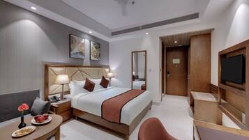 Una cassaforte in camera, una scrivania, tende oscuranti