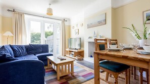 Hus (2 Bedrooms) | Oppholdsområde | En 40-tommers Flatskjerm-TV med kabel-kanaler samt TV og DVD-spiller