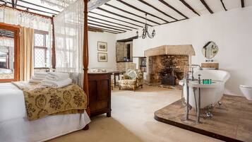 House (3 Bedrooms) | 3 bedrooms, blackout drapes, WiFi, bed sheets