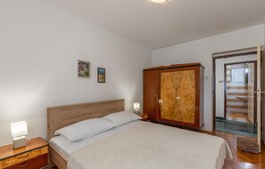 3 bedrooms, travel cot, free WiFi, bed sheets - Awesome home in Novi Vinodolski (Novi Vinodolski)