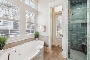 シャワー付き浴槽、ヘアドライヤー、タオル
