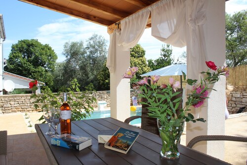 Villa with pool for 9 persons