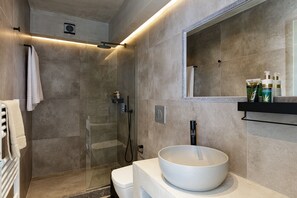 Dusche, Haartrockner, Handtücher