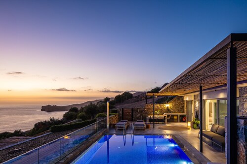 Luxe Coastal Escape with Sea Views - Private Heated Pool, Close to Agios Pavlos Beach!