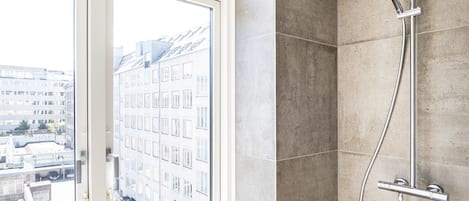 3 bedroom apartment | Douche de la salle de bain