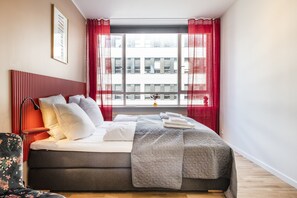 2 Bedroom Apartment | Seprai antialergi, didekorasi berbeda-beda, dan meja kerja