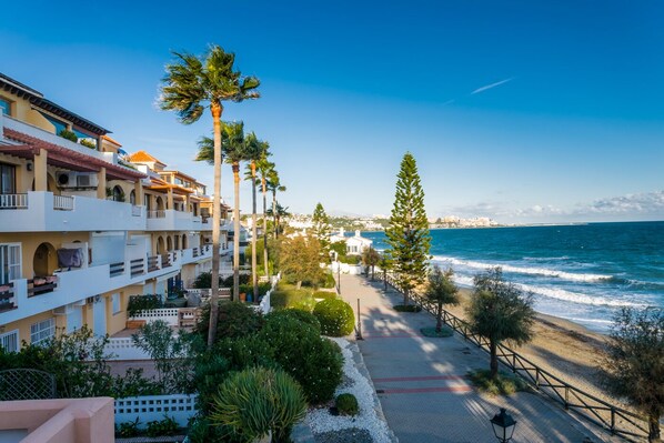 On the beach - Bright apartment 1st line beach (Estepona)