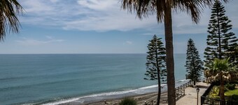 Bright apartment 1st line beach