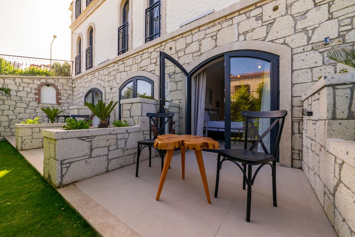 standard garden view | premium bedding, minibar, in-room safe, iron/ironing board