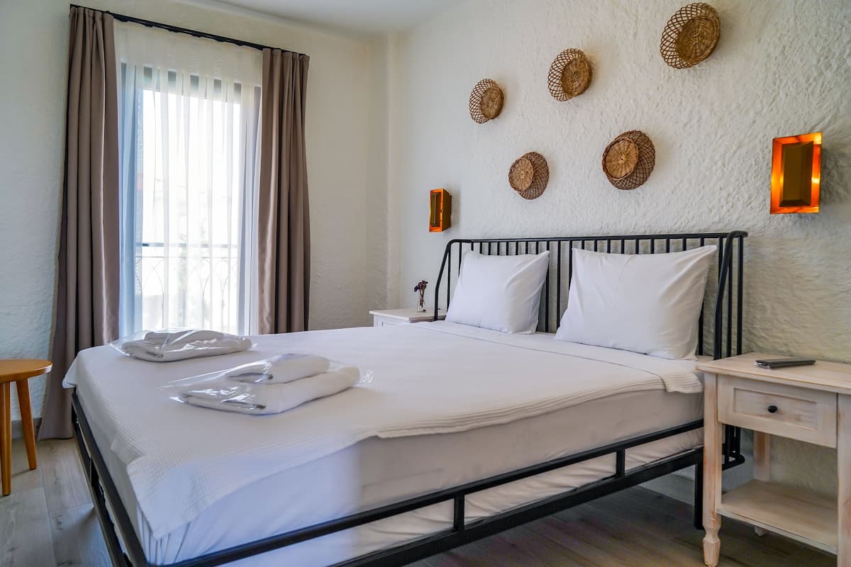 standard pool view | premium bedding, minibar, in-room safe, iron/ironing board
