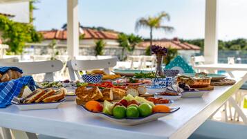 Café da manhã com pratos da culinária local grátis todos os dias